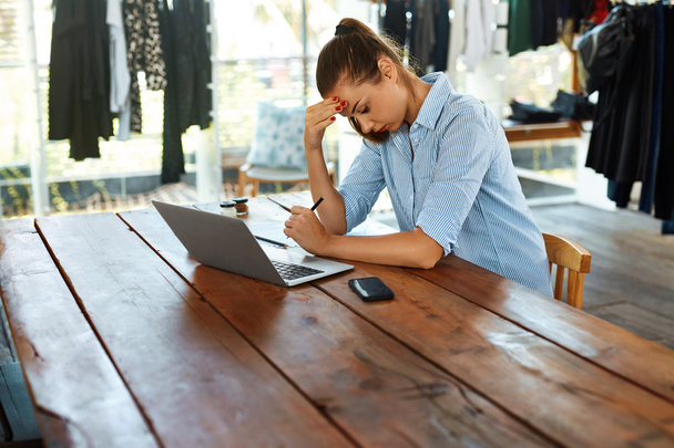 Stressed Business Woman Working On Laptop Computer. Headache Pain - Zdjęcie, obraz