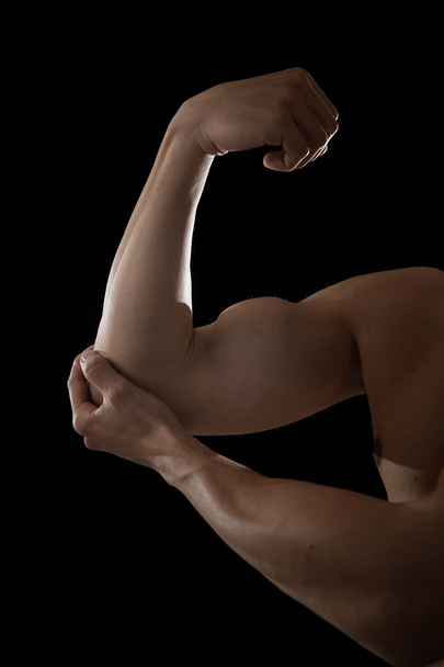 corpo muscular homem segurando cotovelo dolorido na dor nos cuidados de saúde do corpo e medicina desportiva
 - Foto, Imagem