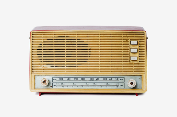Vieja radio polvorienta de 1970 aislada sobre fondo blanco
 - Foto, imagen