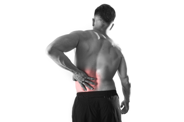 молодой мускулистый спортсмен, держащий больную поясницу, страдает от боли в спортивном стрессе
 - Фото, изображение