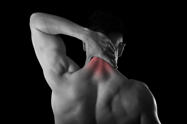 schiena giovane uomo sportivo muscolare tenendo il collo dolorante toccando zona cervicale massaggio
  - Foto, immagini