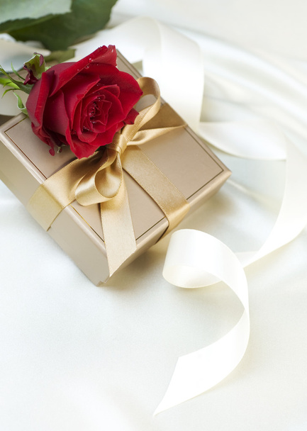 Wedding or Valentine gift over white silk - Foto, Imagen