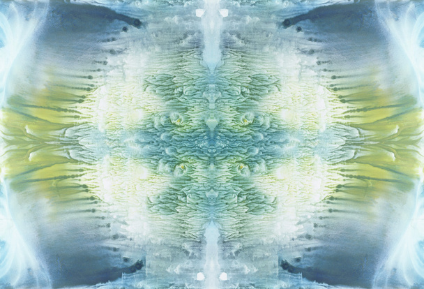 Heldere symmetrische achtergrond. Blauwe, groene en gele pigmenten. Abstract aquarel. - Foto, afbeelding
