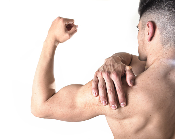 giovane uomo di sport muscolare tenendo spalla dolorante nel dolore toccando massaggiare nello stress allenamento
 - Foto, immagini