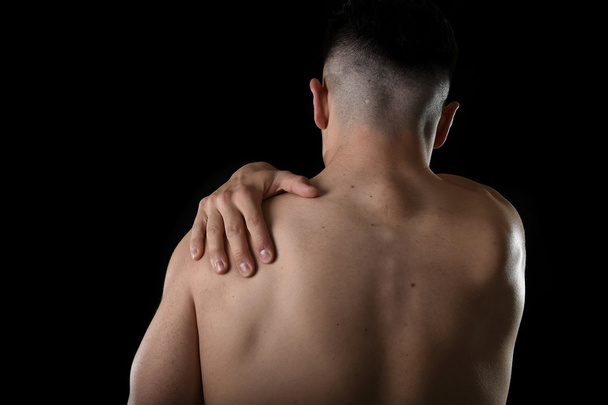 jovem homem esporte muscular segurando ombro dolorido na dor tocando massagem no estresse treino
 - Foto, Imagem