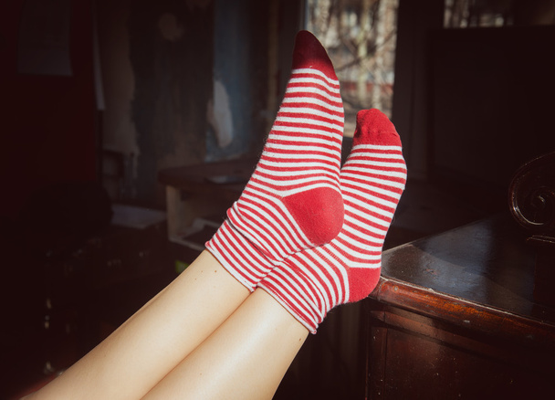 Kobieta stopy w czerwonych skarpetek. Zrelaksować się koncepcja - Zdjęcie, obraz