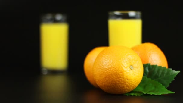 Heroriëntatie met sinaasappelsap in een glas - Video