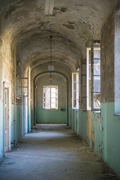 Blick auf ein verlassenes Gebäude - Foto, Bild
