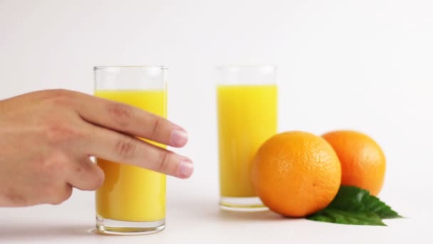 hombre beber jugo de naranja - Metraje, vídeo
