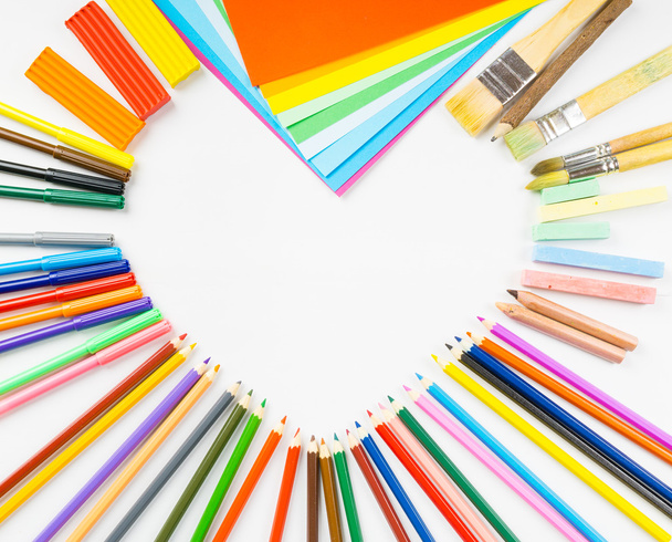 Marco en forma de corazón de lápices, rotuladores y papel
 - Foto, Imagen