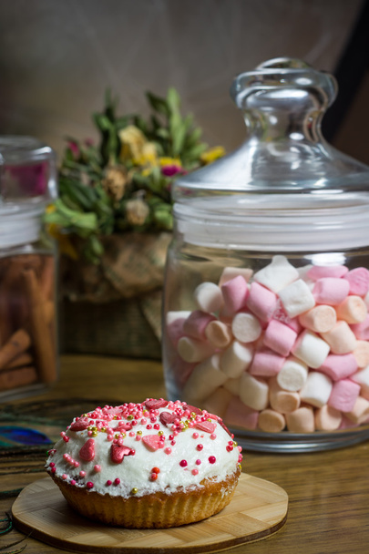 Γιορτάζοντας ζαχαρωτά, κέικ σε ξύλινο τραπέζι, λουλούδια πάρτι γενεθλίων - Φωτογραφία, εικόνα