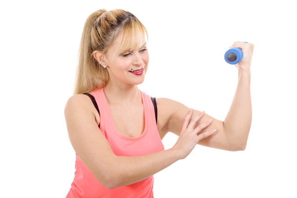 Portret van vrij sportief meisje houdt van gewicht - Foto, afbeelding