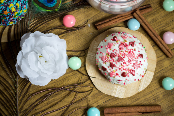 Celebrazione dolce cupcake, decorazione cannella, piuma, caramelle, festa di compleanno fiore
 - Foto, immagini