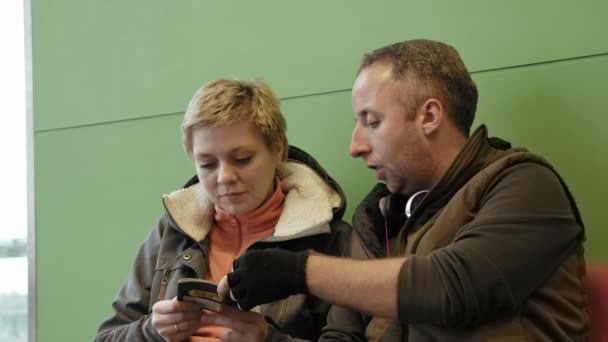 Paar te wachten op de luchthaventerminal met kaartjes - Video