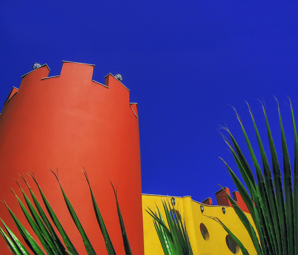 kleurrijke gevel bad onder de blauwe hemel - Foto, afbeelding