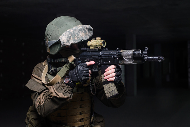 Soldado en uniforme ruso con rifle
 - Foto, Imagen