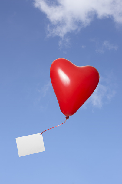Balão de coração vermelho com cartão de saudação no céu
 - Foto, Imagem