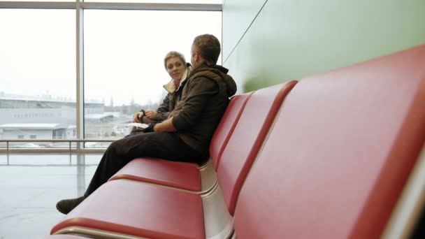 Paar te wachten op de luchthaventerminal met kaartjes - Video