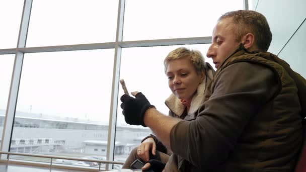 Ευτυχισμένο ζευγάρι ή οικογένεια που βλέπουν το smartphone - Πλάνα, βίντεο