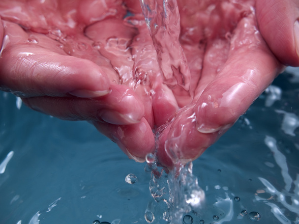 Hände in fließendem Wasser - Foto, Bild