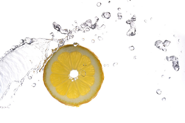 rebanada de limón en agua
 - Foto, Imagen