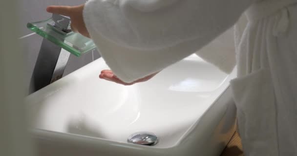 kadın sıvı sabun ile el yıkama - Video, Çekim