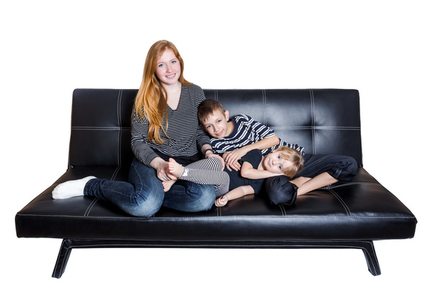 Rodziny na kanapie na białym tle - Zdjęcie, obraz