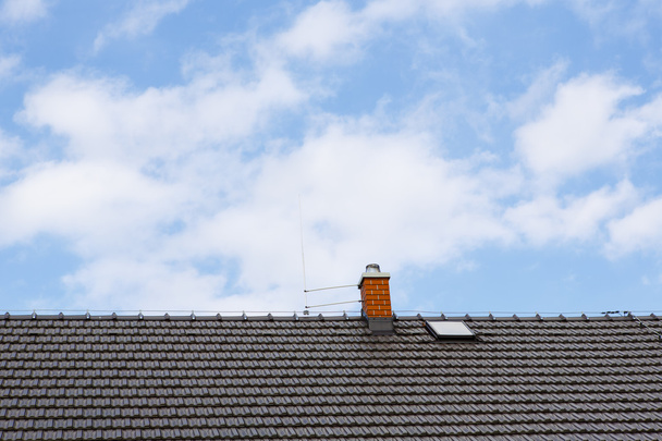 Braunes Dach mit Schornstein und Blitzableiter - Foto, Bild