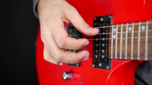 Primo piano di una chitarra a mano
 - Filmati, video