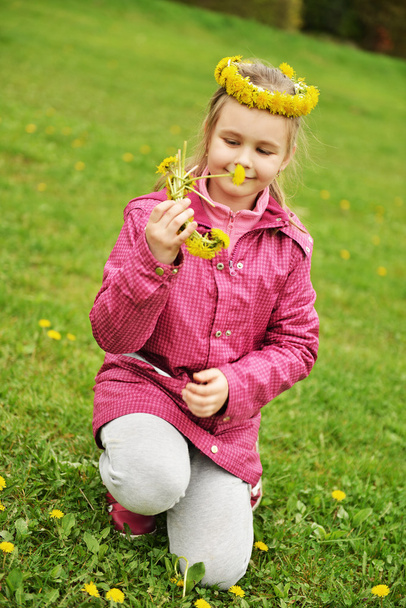 Νεαρό κορίτσι με πικραλίδα κομπολόι - Φωτογραφία, εικόνα