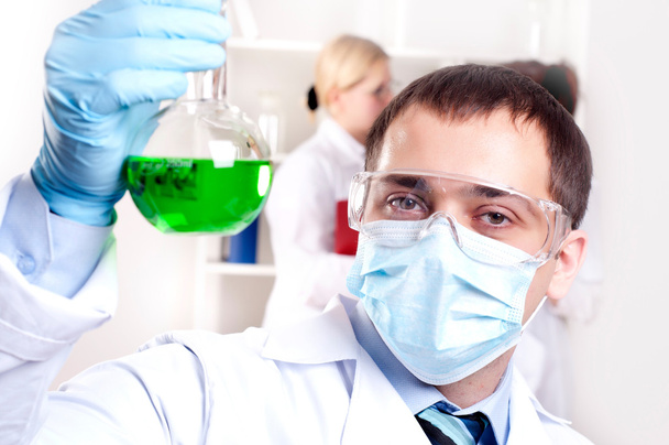 Chemist working in the laboratory - 写真・画像