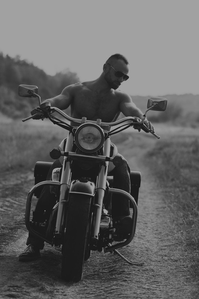 Cool svalnatý chlapík na motorce - Fotografie, Obrázek