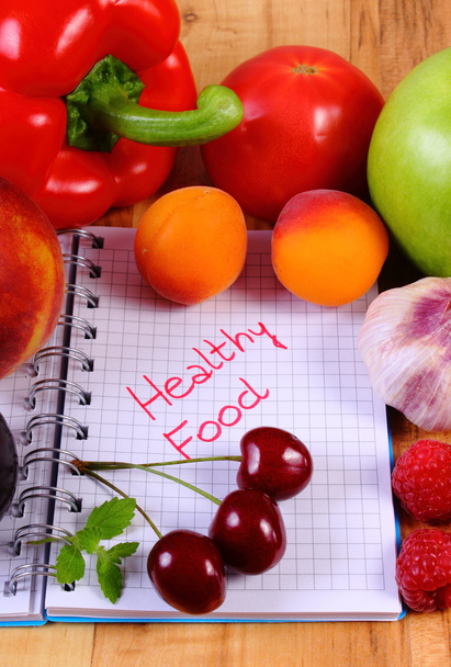 Obst und Gemüse mit Notizbuch, Schlankheitskuren und gesunder Ernährung - Foto, Bild