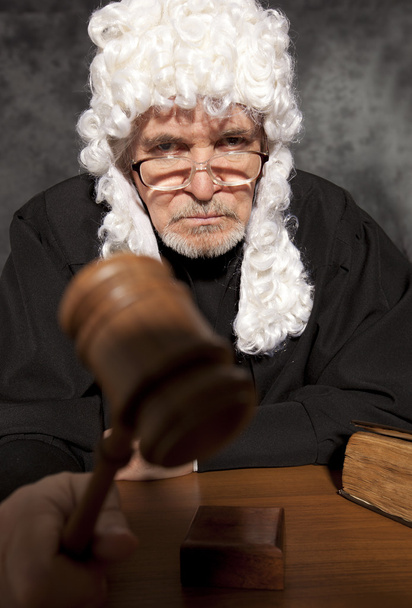  Old male judge in a courtroom striking the gavel - Foto, imagen
