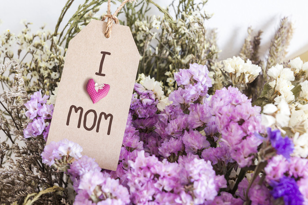 Ramo de flores secas con tarjeta de día de las madres
 - Foto, Imagen