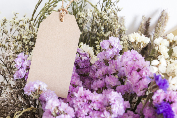 Букет сушеных цветов с чистым бумажным биркой
 - Фото, изображение