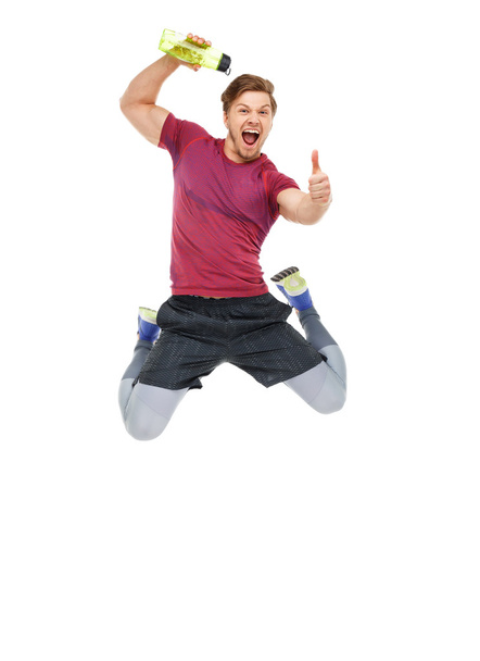 Hymyilevä urheilullinen mies hyppäämässä
 - Valokuva, kuva