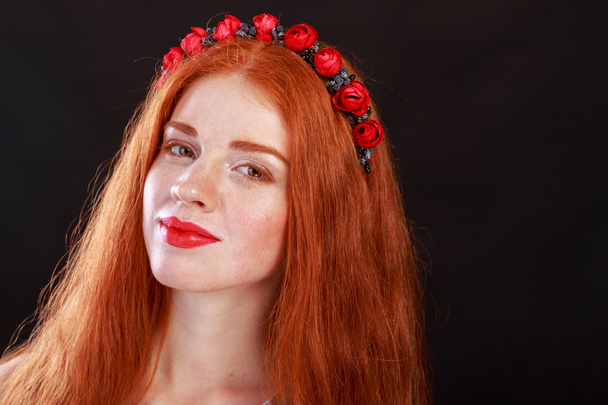 schöne rothaarige Mädchen mit einem Kranz im Haar. Accessoires für Haare - Kränze. Haarschmuck. wunderschönes rothaariges Mädchen. - Foto, Bild