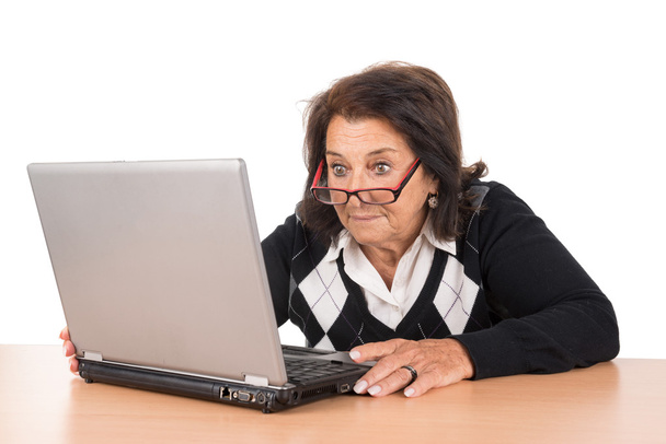 старша жінка з ноутбуком
 - Фото, зображення