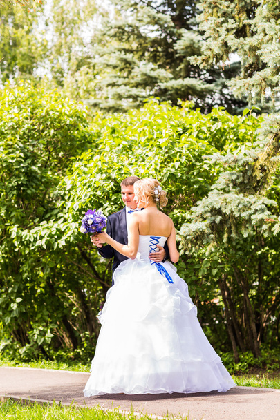 Красива наречена і наречена обіймаються в день весілля на відкритому повітрі
 - Фото, зображення