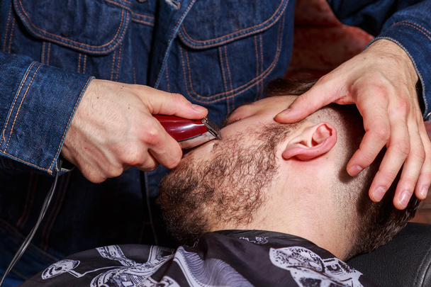 Barber shears client. Barber is working on a way the client. - Valokuva, kuva