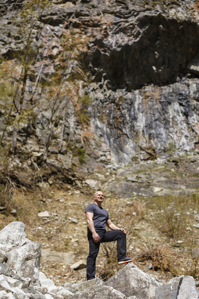 Man gratis klimmen op grote rotsblokken op een berg - Foto, afbeelding