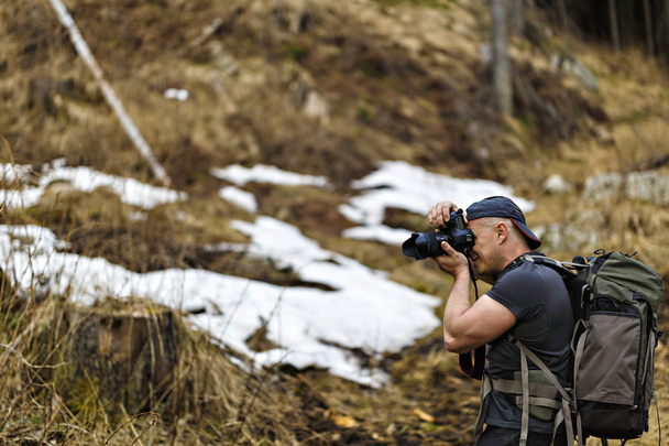 Profesionální charakter fotograf pracuje v lese - Fotografie, Obrázek