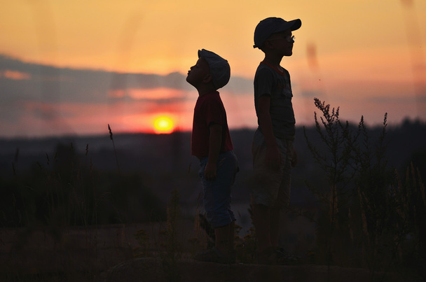 Aktivní dvě děti strávit šťastný čas na letní přírody. - Fotografie, Obrázek