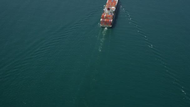 konténerszállító hajó a tengeren közel San Francisco-ban - Felvétel, videó
