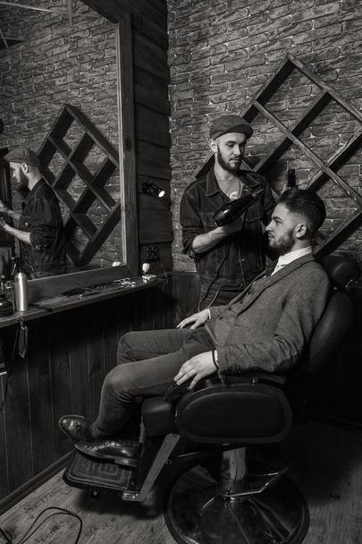 Barber combs client Barbershop - Foto, immagini