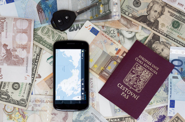 Telefone do passaporte checo e chave do carro nas notas
 - Foto, Imagem