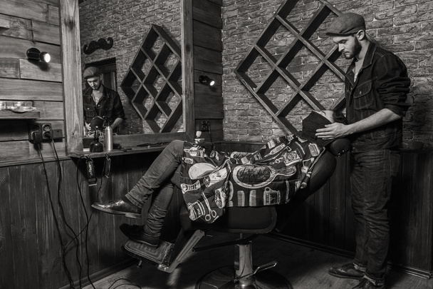 Barber combs client Barbershop - Valokuva, kuva