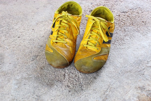 Beton üzerinde eski sarı Ayakkabı - Fotoğraf, Görsel