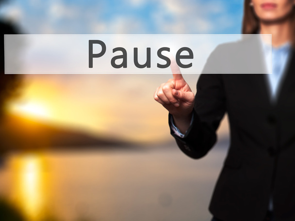 Pausa - Empresaria pulsando el botón de mano en la pantalla táctil inter
 - Foto, imagen